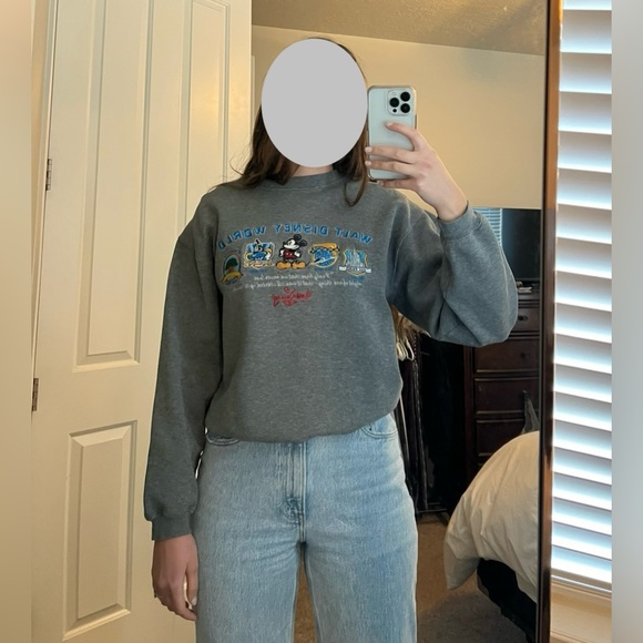 SOLD Vintage Disney World Grey Embroidered Sweatshirt - size Small - Picture 12 of 12